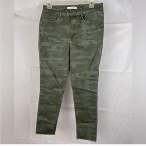 Social standards by Sanctuary size 10 green Camo pants 49